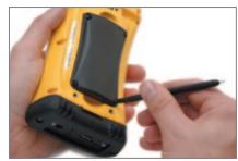 TRIMBLE NOMAD 900G - Installez et chargez complètement la batterie - 4