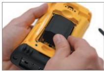 TRIMBLE NOMAD 900G - Installez et chargez complètement la batterie - 2