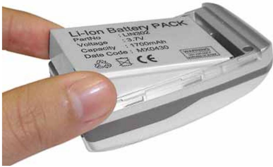 GLOBALSAT BT-338 - Schéma 2. Sortez la pile en tirant sur la languette - 1