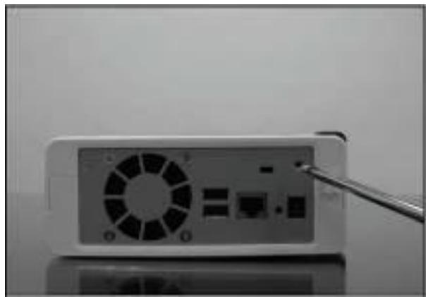 SYNOLOGY DS110J - Fixez le disque dur à l'aide des 4 vis fournies à cet effet. - 3
