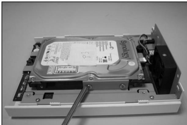 SYNOLOGY DS110PLUS - Fixez le disque dur à l'aide des 4 vis fournies à cet effet. - 1