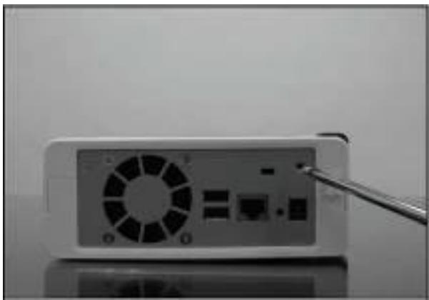 SYNOLOGY DS110PLUS - Fixez le disque dur à l'aide des 4 vis fournies à cet effet. - 3