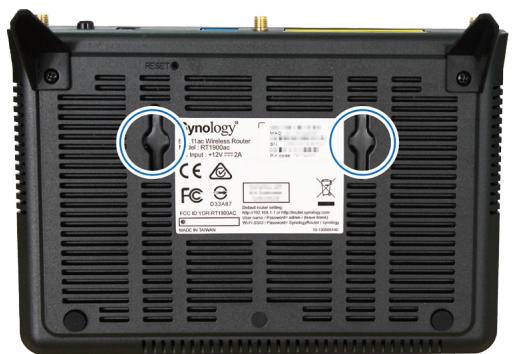 SYNOLOGY RT1900AC - Le poser verticalement grâce au kit de support - 1
