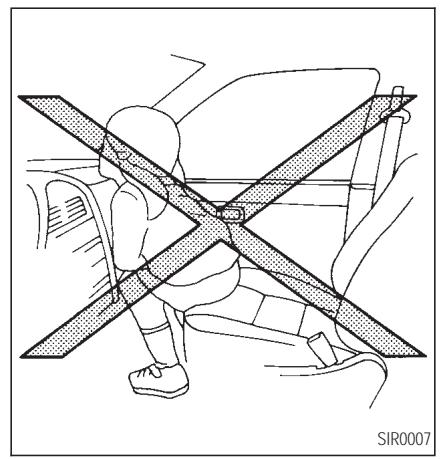 INFINITI Q45 - SIÉGES, DISPOSITIFS DE RETENUE ET SYSTÉMES DE COUSSIN GONFLABLE D'APPOINT - 2