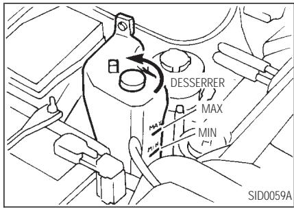 INFINITI Q45 - VERIFICATION DU NIVEAU DE LIQUIDE DE REFROIDISSEMENT DU MOTEUR - 1