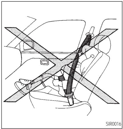 INFINITI Q45 - SIÉGES, DISPOSITIFS DE RETENUE ET SYSTÉMES DE COUSSIN GONFLABLE D'APPOINT - 2