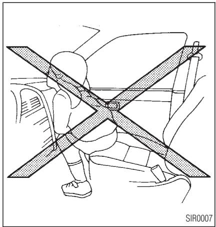 INFINITI QX4 - SIÉGES, DISPOSITIFS DE RETENUE ET SYSTÉMES DE COUSSIN GONFLABLE D'APPOINT - 1
