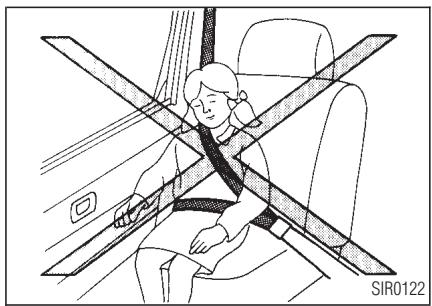 INFINITI QX4 - SIÉGES, DISPOSITIFS DE RETENUE ET SYSTÉMES DE COUSSIN GONFLABLE D'APPOINT - 2