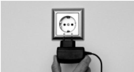 MYGUIDE 3100 - Branchement du cable du chargeur sur la prise d'entrée DC/IN - 1