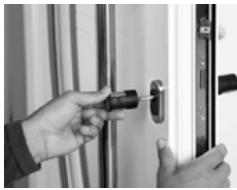 BURG WACHTER TSE 5001 - When installing the cylinder, proceed as follows: - 8