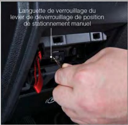 DODGE RAM - Pour réinitialiser le levier de déverrouillage de position de stationnement manuel : - 1