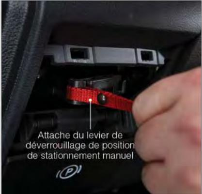 DODGE RAM - Pour réinitialiser le levier de déverrouillage de position de stationnement manuel : - 2
