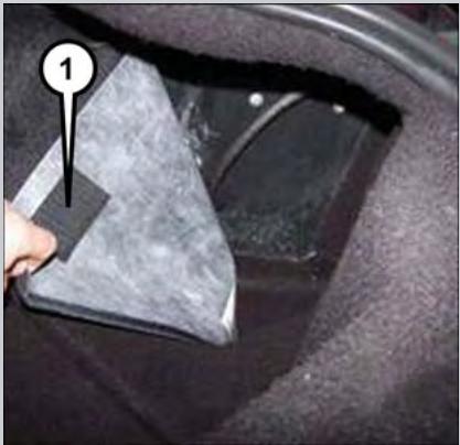 DODGE VIPER - OUVERTURE D'URGENCE DE LA TRAPPE DU RÉSERVOIR DE CARBURANT - 2