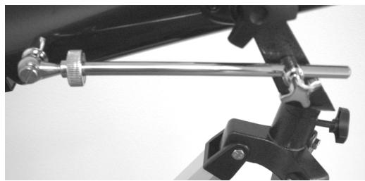 CELESTRON POWERSEEKER 76AZ - Fixation du tube du téléscope sur la monture - 3