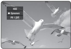 Zwart-witfoto van vogels in vlucht met een bedieningspaneel met het label HDD, Opnemen: PR 1 [SP] (geen tekst op vogels of achtergrond)