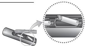 SAMSUNG BD-H5900 - Colocar as pilhas - 1