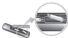 SAMSUNG BD-H5900 - Installazione delle batterie - 1