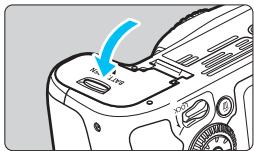 CANON EOS 80D - Insérez la batterie. - 1