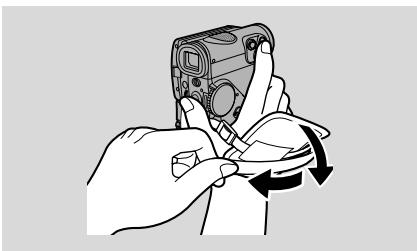 CANON ELURA 2 - Fasten the grip belt - 1