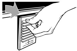 WHIRLPOOL TC707S - Changement du filtre à air - 1