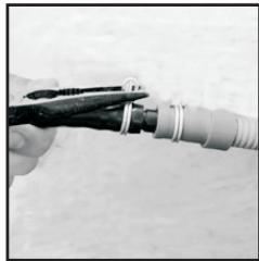 CANDY GVH 9813NA1-S - Asenna tyhjennysletku seuraavasti: - 2