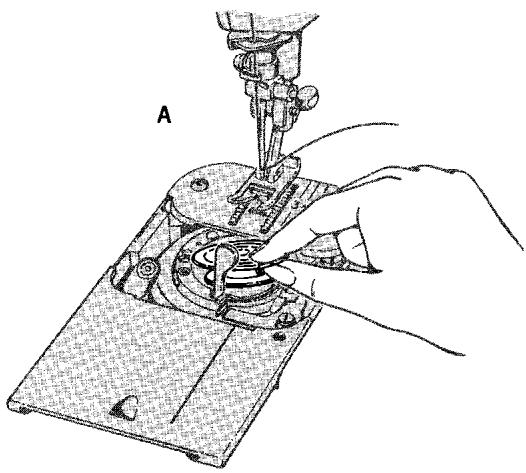 SINGER 720 - Removing Bobbin - 3