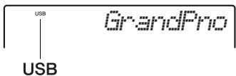 YAMAHA PSR-E443 - Patientez jusqu'à ce que l'indication « USB » apparaissé dans le coin gauche de l'écran. - 1