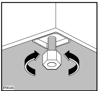 ARTHUR MARTIN ADE 542 M & ADE542M - Assurez-vous que le sèche-linge est bien d'aplomb en agissant sur les pieds avant. - 1