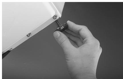 WHIRLPOOL AWE 6607 - Assurez-vous que les pieds reposent correctement sur le sol et que la machine est bien horizontale et stable (servez-vous d'un niveau à bulles). - 2