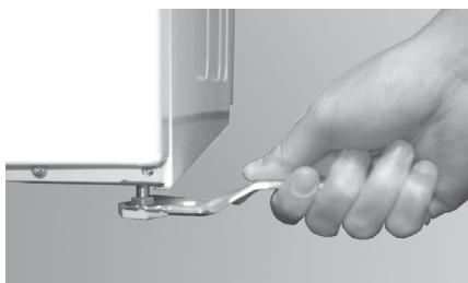 WHIRLPOOL AWE 8760 GG - Assurez-vous que les pieds reposent correctement sur le sol et que la machine est bien horizontale et stable (servez-vous d'un niveau à bulles). - 1