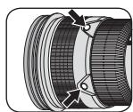 NIKON AI-S ZOOM-NIKKOR ED 200-400MM F/4 - Commutateur de sélection de mise au point et bouton de mise au point (voir p. 52 pour les appareils photo compatibles.) - 2