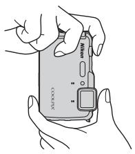NIKON COOLPIX AW120 - Tenez l'appareil photo fermement. - 2