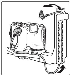NIKON COOLPIX AW130 - Passez le cable en fibre optique sous-marin à travers la poignée du support, du bas vers le haut. - 1