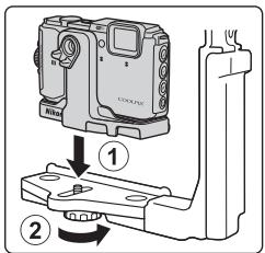 NIKON COOLPIX AW130 - L'appareil photo étant fixé, accrochez l'adaptateur pour cable au support sous-marin. - 1