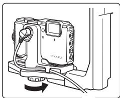 NIKON COOLPIX AW130 - Serrez convenablement la vis de verrouillage du boitier/adaptateur du support afin de fixer l'adaptateur pour cable. - 1