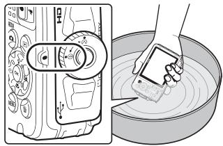 NIKON COOLPIX AW130 - Maintenez fermé le volet du logement pour accumulateur/carte mémoire et rincez l'appareil photo à l'eau claire. - 1
