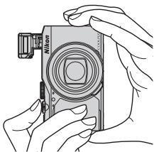 NIKON COOLPIX S9900 - Tenez l'appareil photo fermement. - 2