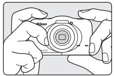 NIKON S32 - Maintenez fermement l'appareil photo. - 1
