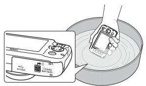 NIKON S32 - Gardez le volet du logement pour accumulator/carte mémoire fermé et rincez l'appareil photo à l'eau douce. - 1