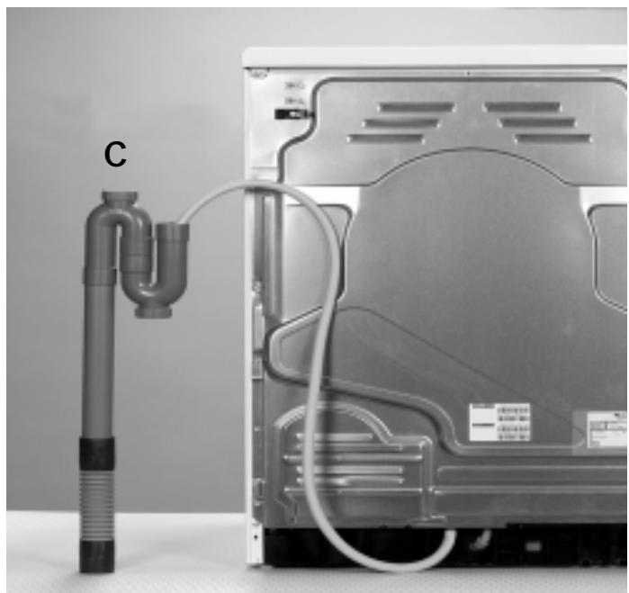 WHIRLPOOL AWZ 8594 - Le raccordement pour la vidange directe se trouve a l'arriere du sèche-linge. - 2