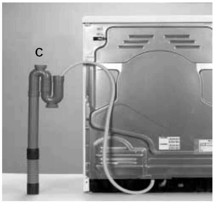 WHIRLPOOL AWZ 8993 - Le raccordement pour la vidange directe se trouve a l'arriere du sèche-linge. - 2