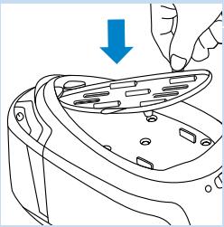 PHILIPS GC9040 - Fyll opp igien beholderen og sett beholderen tilbake på plass i dampgeneratoren. - 2