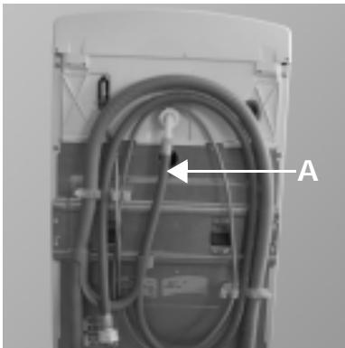 WHIRLPOOL AWE 6221 - Branchez le tuyau d'arrivée d'eau - 1