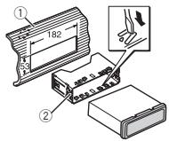 PIONEER DEH-X6600DAB - Inserire la fascetta di montaggio nel cru-scotto. - 1