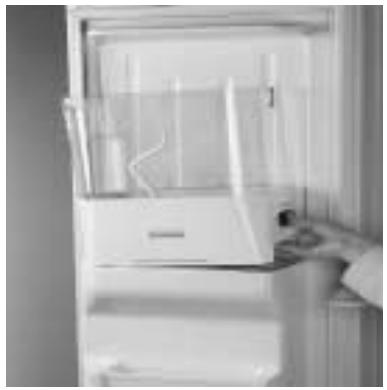 WHIRLPOOL LAVE-VAISSELLE 1 POSE LIBRE SUPREME CLEAN WRFE2816 - Pour-retirer le bac à glaçons et le remetre en place : - 1