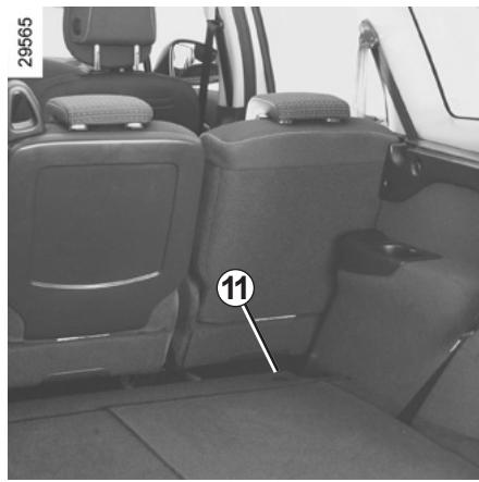 RENAULT SCENIC 3 2011 - Pose du filet de séparation derrière les sièges arrière - 2