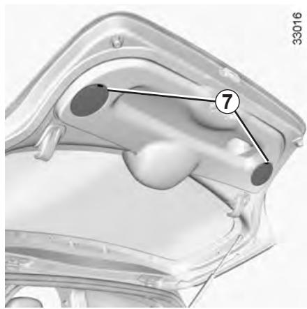 RENAULT TWINGO 2 2012 - FEUX ARRÊIRE : remplacement des lampes (2/4) - 2