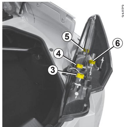 RENAULT WIND 2010 - FEUX ARRÈRE ET LATERAUX : remplacement des lampes (1/3) - 3