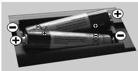 PANASONIC TX-39AW304 - Einlegen der Batterien in die Fernbedienung - 1