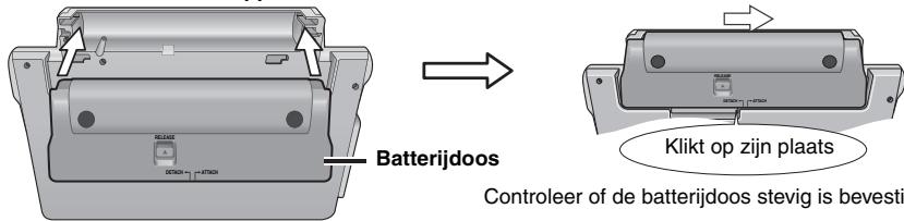 Batterijdoos Klikt op zijn plaats Controleer of de batterijdoos stevig is bevestig
